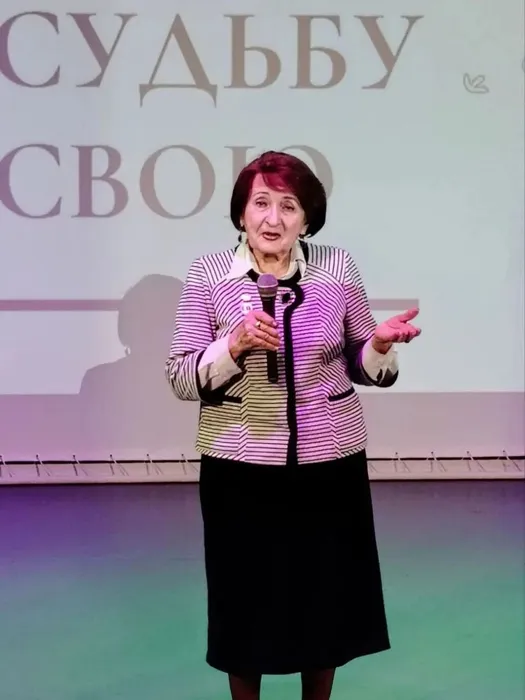 photo_5285386677608190617_y